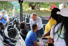 Entrega de 13 motocargueros fortalece la labor de Organizaciones de Recicladores de Oficio y la gestión de residuos de aprovechamiento en Cali