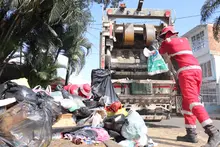 Lleras Restrepo y Villa del Lago, en la Comuna 13, empiezan el 2025 con jornadas de embellecimiento de árboles y limpieza de espacios públicos