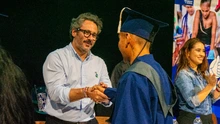 56 jóvenes de ‘En La Buena’, el programa de prevención de violencia de la Alcaldía de Cali, se graduaron como bachilleres
