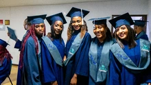 56 jóvenes de ‘En La Buena’, el programa de prevención de violencia de la Alcaldía de Cali, se graduaron como bachilleres