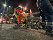 Cali recupera su malla vial las 24 horas: Secretaría de Infraestructura reactiva cuadrilla nocturna para tapar huecos sin afectar la movilidad