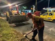 Cali recupera su malla vial las 24 horas: Secretaría de Infraestructura reactiva cuadrilla nocturna para tapar huecos sin afectar la movilidad