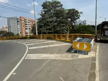 Cali avanza en la recuperación de la seguridad vial: Secretaría de Movilidad instala amortiguadores de impacto y terminales atenuadores en puentes vehiculares