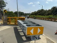 Cali avanza en la recuperación de la seguridad vial: Secretaría de Movilidad instala amortiguadores de impacto y terminales atenuadores en puentes vehiculares