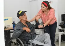 Personas mayores pueden realizar sus trámites en el Centro de Atención, ubicado en El Bosque