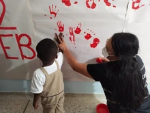 ‘Mambrú no va a la guerra, Mambrú va a la escuela’: Alcaldía de Cali se suma a Manos Rojas contra el reclutamiento infantil