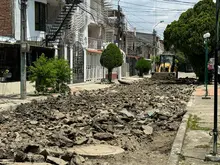 Alcalde Alejandro Eder le cumple a la ciudadanía e inicia la recuperación de vías en el barrio Ciudad Modelo 