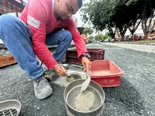 Secretaría de Infraestructura realiza pruebas de laboratorio para garantizar que obras de contratistas en los barrios queden 1A