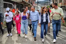 ¡Con certificado en mano! Familias de la comuna 1 del barrio Vista Hermosa reciben por parte del alcalde la garantía de que su vivienda será mejorada antes de terminar el año