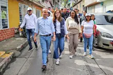 ¡Con certificado en mano! Familias de la comuna 1 del barrio Vista Hermosa reciben por parte del alcalde la garantía de que su vivienda será mejorada antes de terminar el año