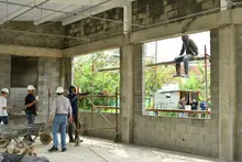 Alcalde en acción: Eder revisó avances de obra en la sede educativa Pablo Neruda