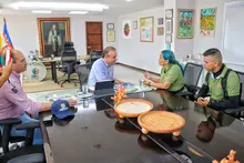 “Queremos más caleños como Adriana”: alcalde Eder realizó reconocimiento a mujer que reclamó a personas por arrojar escombros en separador vial