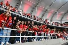 El fútbol en paz volvió al Pascual Guerrero: tribuna sur del estadio se llenó de sonrisas