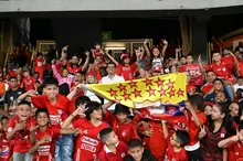 El fútbol en paz volvió al Pascual Guerrero: tribuna sur del estadio se llenó de sonrisas