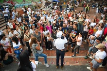 Locales y visitantes iluminaron Cali en el recorrido de la luz: más de cien participantes conocieron iglesias emblemáticas y sitios de interés
