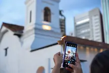 Locales y visitantes iluminaron Cali en el recorrido de la luz: más de cien participantes conocieron iglesias emblemáticas y sitios de interés