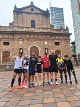 Deportistas entrenan en joyas turísticas de Cali, como preparativo a la maratón