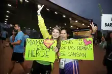 Desde la madrugada, cientos de caleños alientan a los deportistas que corren la Maratón de Cali