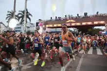 Desde la madrugada, cientos de caleños alientan a los deportistas que corren la Maratón de Cali