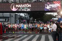 Desde la madrugada, cientos de caleños alientan a los deportistas que corren la Maratón de Cali