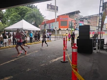 Desde la madrugada, cientos de caleños alientan a los deportistas que corren la Maratón de Cali