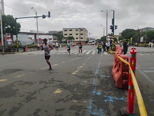 Desde la madrugada, cientos de caleños alientan a los deportistas que corren la Maratón de Cali