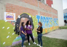 Mujeres reasentadas por el Plan Jarillón de Cali reciben formación para la prevención y atención de violencias basadas en género