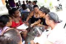 Mujeres reasentadas por el Plan Jarillón de Cali reciben formación para la prevención y atención de violencias basadas en género