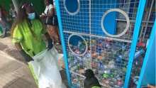 Pasajeros utilizan los eco-contenedores instalados en las terminales del MIO