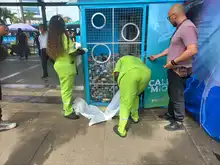Pasajeros utilizan los eco-contenedores instalados en las terminales del MIO
