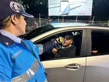 Movilidad sancionó a conductores por estacionar en el carril del MIO para irse de rumba