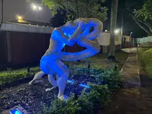 Una ciudad en azul para papá: la Uaesp rinde tributo a la paternidad iluminando cinco hitos de Cali