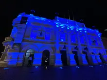 Una ciudad en azul para papá: la Uaesp rinde tributo a la paternidad iluminando cinco hitos de Cali