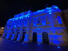Una ciudad en azul para papá: la Uaesp rinde tributo a la paternidad iluminando cinco hitos de Cali
