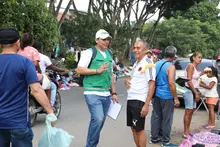 Sensibilizan a comerciantes de la Comuna 13 sobre el manejo adecuado  de residuos en Cali