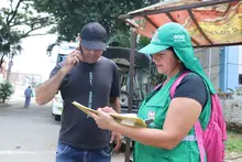 Sensibilizan a comerciantes de la Comuna 13 sobre el manejo adecuado  de residuos en Cali