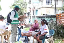 Sensibilizan a comerciantes de la Comuna 13 sobre el manejo adecuado  de residuos en Cali