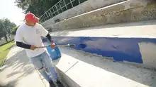 ‘Junior’, el operario de mantenimiento que le cambia la cara a los escenarios deportivos comunitarios de Cali