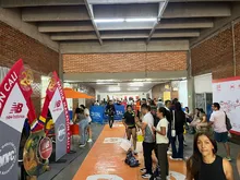 Todo listo para conmemorar las bodas de plata de la ‘Media Maratón de Cali’: el sábado se entregaron kits en el Coliseo El Pueblo