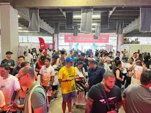 Todo listo para conmemorar las bodas de plata de la ‘Media Maratón de Cali’: el sábado se entregaron kits en el Coliseo El Pueblo