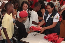 Víctimas del conflicto armado recibieron kits escolares