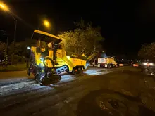 Alcaldía Eder levanta todos los huecos de la carrera 66 con calle 14 y durante la noche la dejará completamente pavimentada