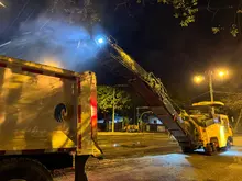 Alcaldía Eder levanta todos los huecos de la carrera 66 con calle 14 y durante la noche la dejará completamente pavimentada