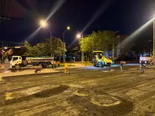 Alcaldía Eder levanta todos los huecos de la carrera 66 con calle 14 y durante la noche la dejará completamente pavimentada