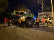 Primera capa de asfalto ya fue instalada en el cruce de la carrera 66 con calle 14; los trabajos finalizarán esta noche
