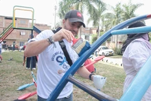Embelleciendo los parques infantiles es como celebramos el  cumpleaños 489 de Cali