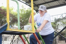 Embelleciendo los parques infantiles es como celebramos el  cumpleaños 489 de Cali