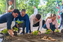 300 plantas que embellecen un parque en San Fernando: el regalo de la Clínica Imbanaco para Cali en su cumpleaños
