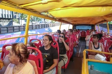 El bus turístico abre sus puertas a grandes y pequeños