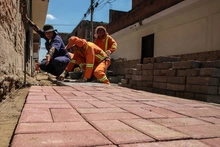 Alcaldía de Santiago de Cali instala adoquines en Marroquín para mejorar la movilidad y el espacio público